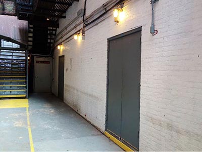 劇場関係者とキャストだけがアクセスできる、衣装室に続く裏道に、最初の「RENTの壁」がありました。今はこの通り塗り替えられています