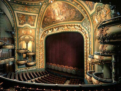 チェンソーで切り落とされたボックス席も美しい当時の姿で完全に再現された今日のニュー・アムステルダム劇場