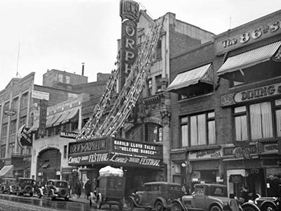1930年代のオルフェウム劇場（コメディアンハロルド・ロイド（Harold Lloyd）による「Welcome Danger」上演期間中）
