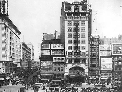 1920年頃のパレス劇場（中央の細長い建物）