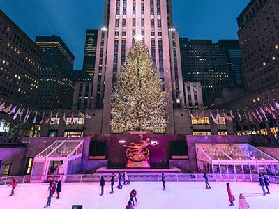 クリスマスツリーの目の前の冬季限定スケートリンク場（The Rink at Rockefeller）