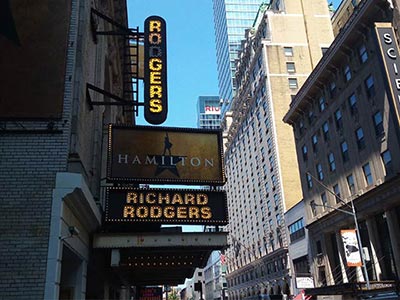 1990年に作曲家のリチャード・ロジャースに敬意を表し、現在のリチャード・ロジャース劇場（Richard Rodgers Theatre）へと改名された