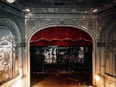 火災により営業停止となったビルトモア劇場の舞台の様子