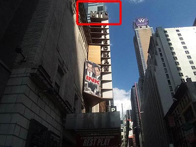 サミュエル J フリードマン劇場（Samuel J. Friedman Theatre）の看板には、運営会社マンハッタン・シアター・クラブ（Manhattan Theatre Club）の愛称「MTC」の文字が装飾されている ※赤枠内