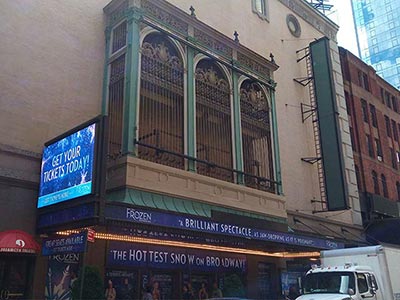 セント・ジェームズ劇場（St. James Theatre）正面の鉄のロッジア