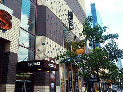 2002年築という事もあり、他のブロードウェイ劇場とは違い、近代的な建物になっているステージ42