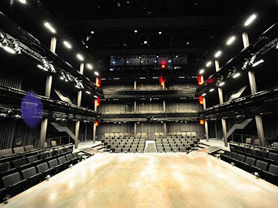 舞台を囲うようにして客席が構成されているニュー・オーディエンス劇場