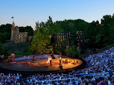 セントラルパーク内にあるデラコート劇場（Delacorte Theater）