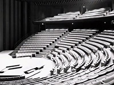 ビビアン ビューモント劇場建築当初の舞台様式スラスト・ステージ（Thrust Stage）