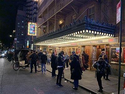 ユージャムシン劇団（Jujamcyn Theaters）が所有するウォルター カー劇場（Walter Kerr Theatre）の入り口の様子